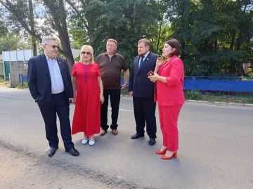 Сегодня Секретарь Станично-Луганского отделения партии "Единая Россия" , Председатель Совета муниципального округа Татьяна Пономарева совместно с Депутатом государственной думы Водолацким Виктором Петровичем и Заместителем...