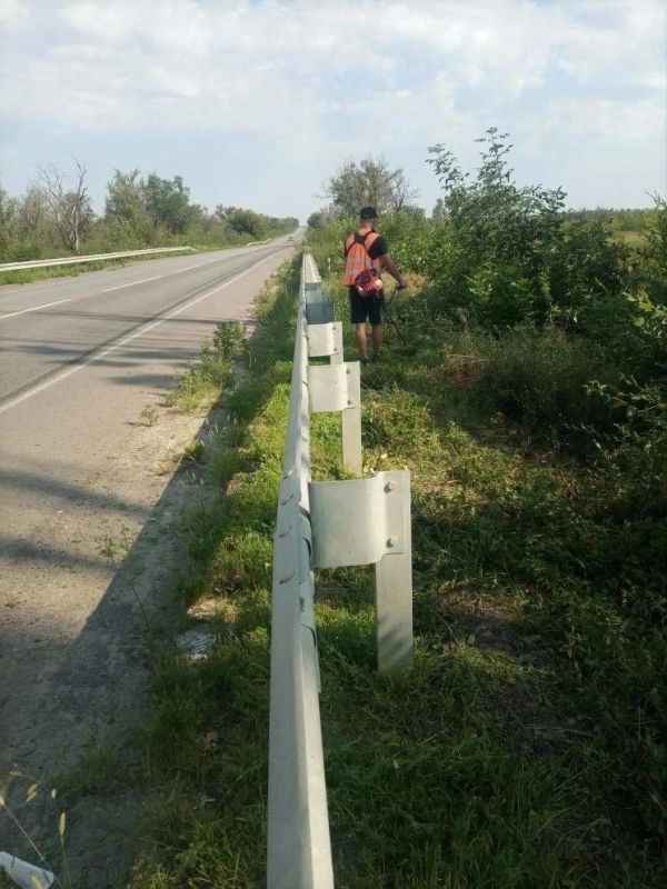 На автомобильной дороге 43А-01 Луганск – Георгиевка с подъездом к аэропорту „Луганск“ проводились плановые сезонные работы по скашиванию травы вдоль барьерного ограждения и сбору мусора