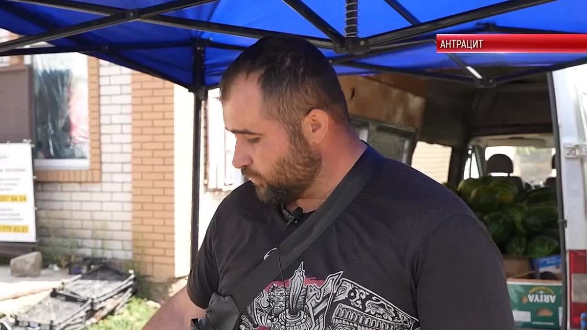 Cпециалисты лаборатории ветеринарно-санитарной экспертизы Антрацита следят за качеством и безопасностью плодовоовощных продуктов на центральном рынке
