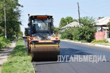 В Брянке продолжается ремонт дорог силами региона-шефа