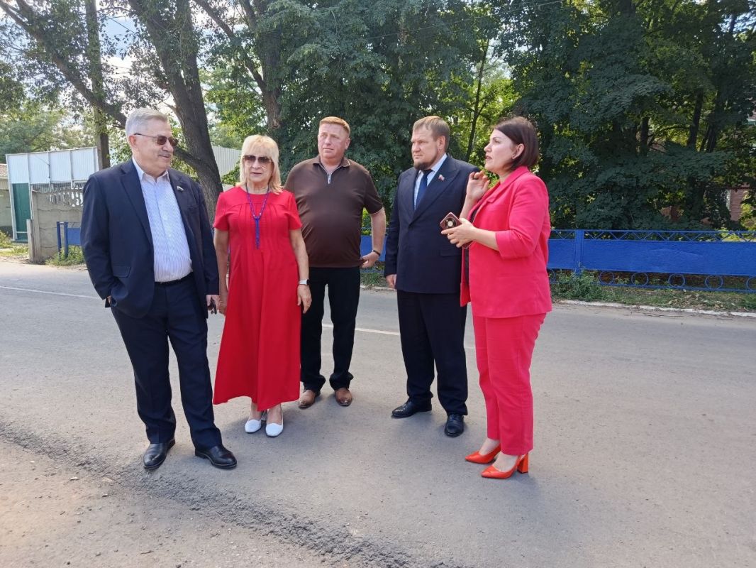 Сегодня Секретарь Станично-Луганского отделения партии "Единая Россия" , Председатель Совета муниципального округа Татьяна Пономарева совместно с Депутатом государственной думы Водолацким Виктором Петровичем и Заместителем...