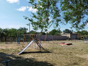 В поселке Краснодон проведен субботник на детской площадке