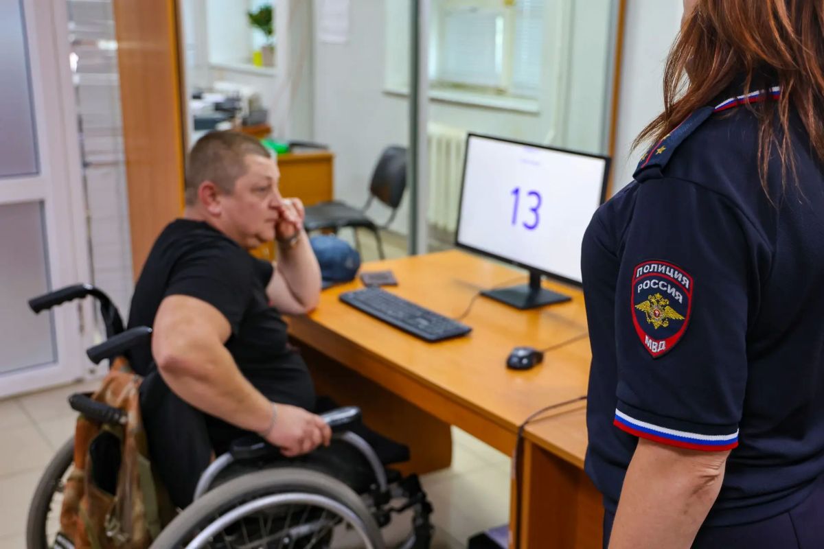 Сотрудники Луганской Госавтоинспекции приняли экзамены на управление транспортным средством у кандидатов с ограниченными возможностями