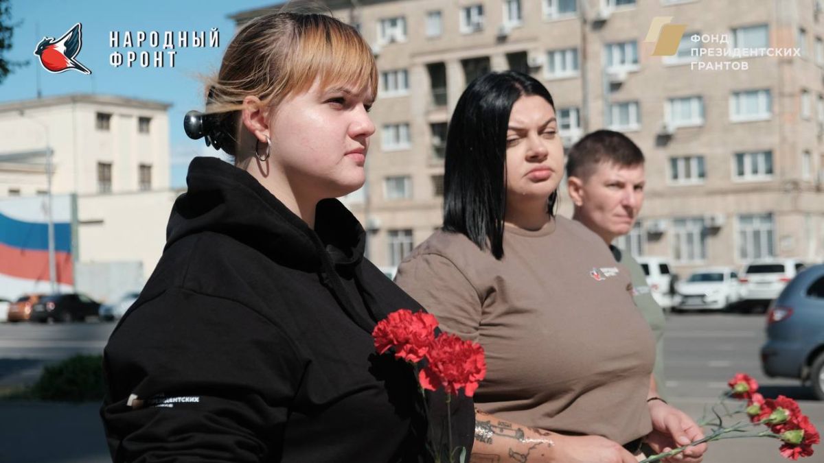 Вечная память героям!. Активисты Молодёжки НФ совместно с РИК НФ возложили цветы в память о наших товарищах — Давиде Соколове (позывной «Тюр») и Николае Ковалёве (позывной «Чапай»)