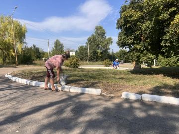Память живёт в делах: состоялся субботник у памятника погибшим жителям