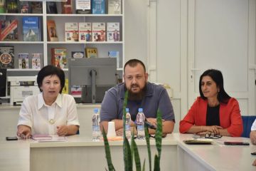 Иван Санаев: В Ровеньках вместе со своей коллегой Беллой Демешко встретились с муниципальными депутатами и руководителями отделов жизнеобеспечения
