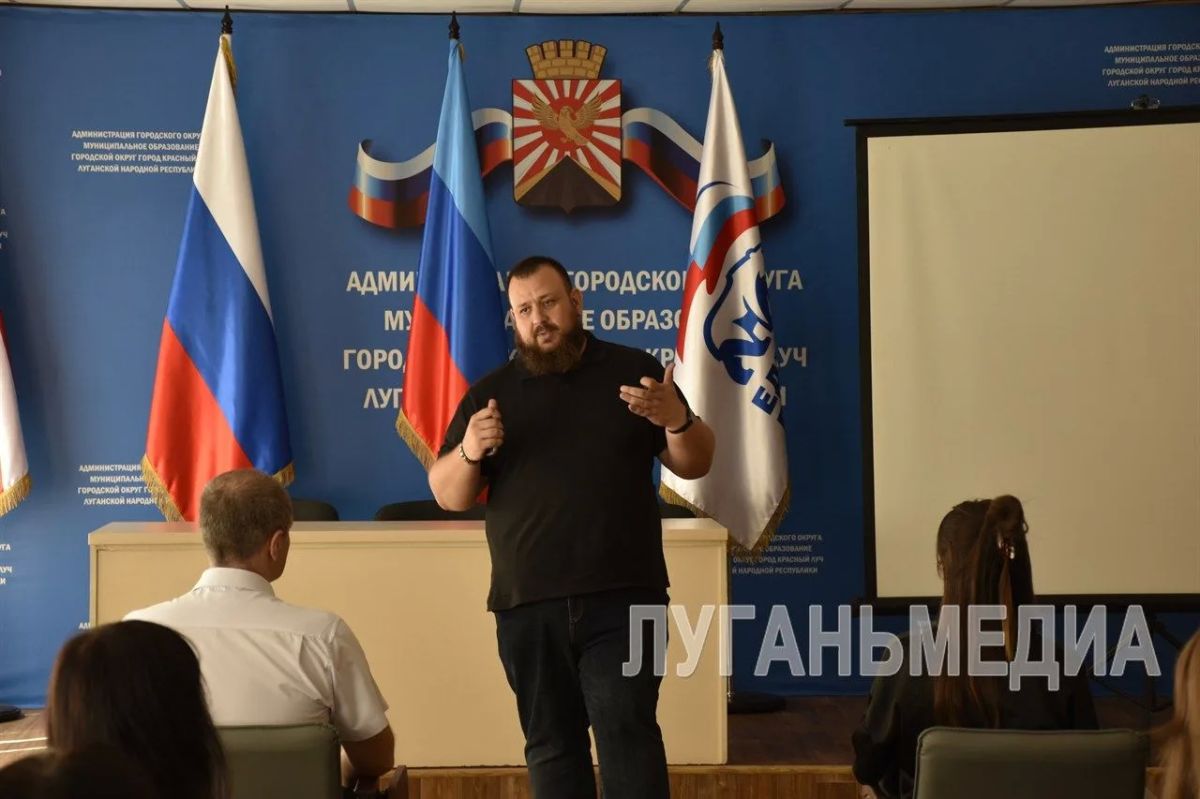 В Красном Луче обсудили вопросы сферы ЖКХ с депутатом Народного Совета Иваном Санаевым