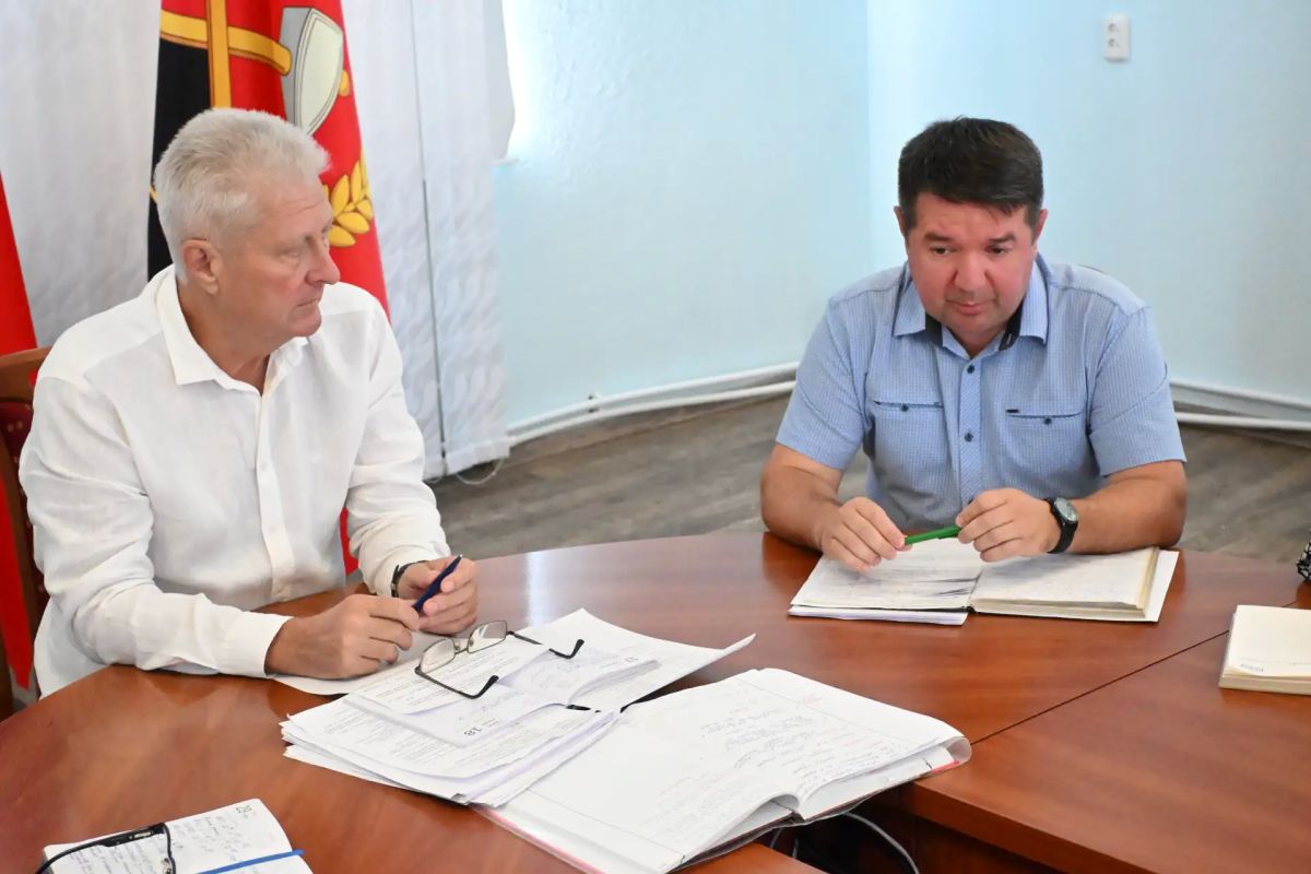 Сегодня провел расширенное аппаратное совещание с руководителями структурных подразделений Администрации Краснодонского муниципального округа, начальниками отделов, ответственными за жизнеобеспечение территорий округа, а...