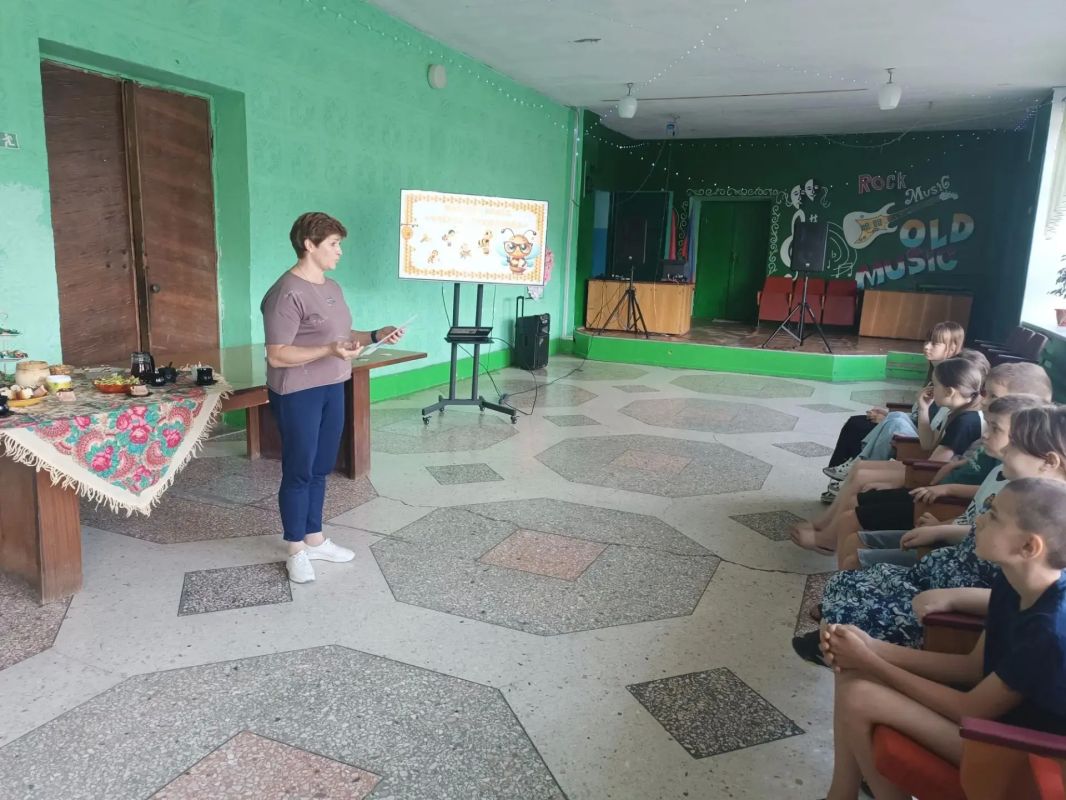 В Доме культуры посёлка Червоный Прапор прошёл мастер-класс «Пчёлка-труженица»