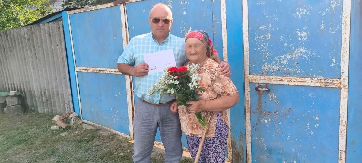 Начальник отдела жизнеобеспечения с. Евсуг Ждан Воронин, поздравил с днём рождения долгожительницу нашего муниципального округа Хайнус Марию Михайловну