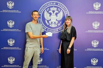 Председатель Избиркома ЛНР вручила удостоверение уполномоченному по финансовым вопросам представителю кандидатов от КПРФ