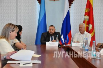 В Краснодоне прием граждан провел депутат Народного Совета ЛНР Иван Санаев