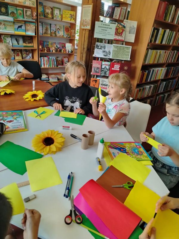 В Зоринской городской библиотеке прошло занятие «Подсолнухи»