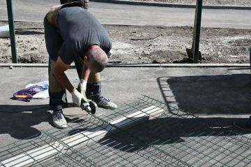 Продолжаются работы во внутреннем дворе за зданием Краснодонского ЗАГСа