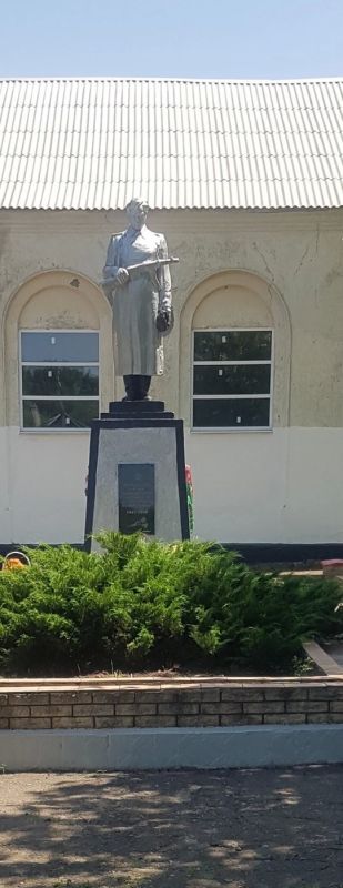 Чтобы помнили: В пгт Центральный, возле здания клуба по ул. Мамаева расположена Братская могила советских воинов