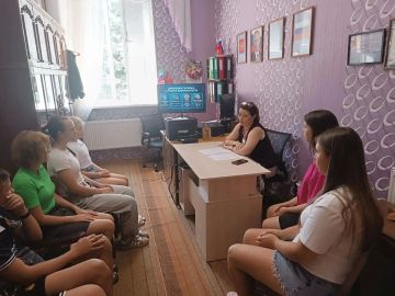 В Кировском городском Дворце культуры прошла беседа с коллективом «Мелодия», где поговорили о безопасности в интернете в рамках акции «Безопасность детства — 2026»