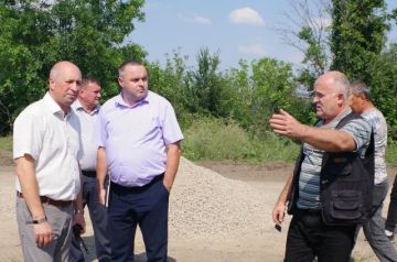 В поселке Фрунзе продолжается ремонт дорожного полотна в рамках шефской помощи Республики Алтай