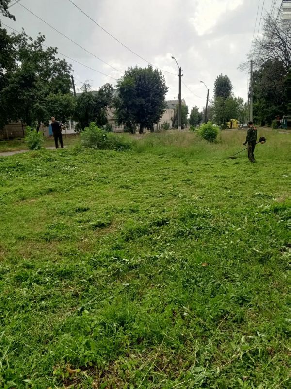 Работники МУП «СКАТ» продолжают работы по благоустройству городских территорий