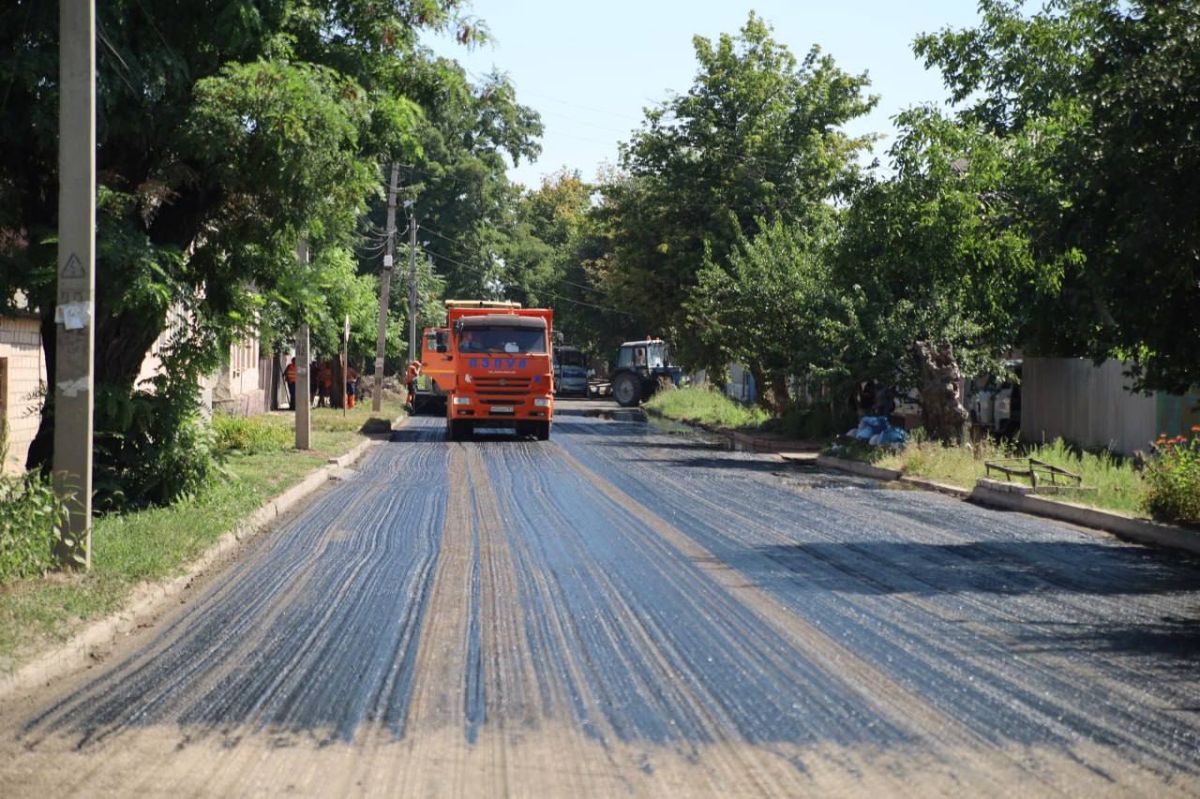 В Луганске ремонтируют участок дороги по улице Красноармейской