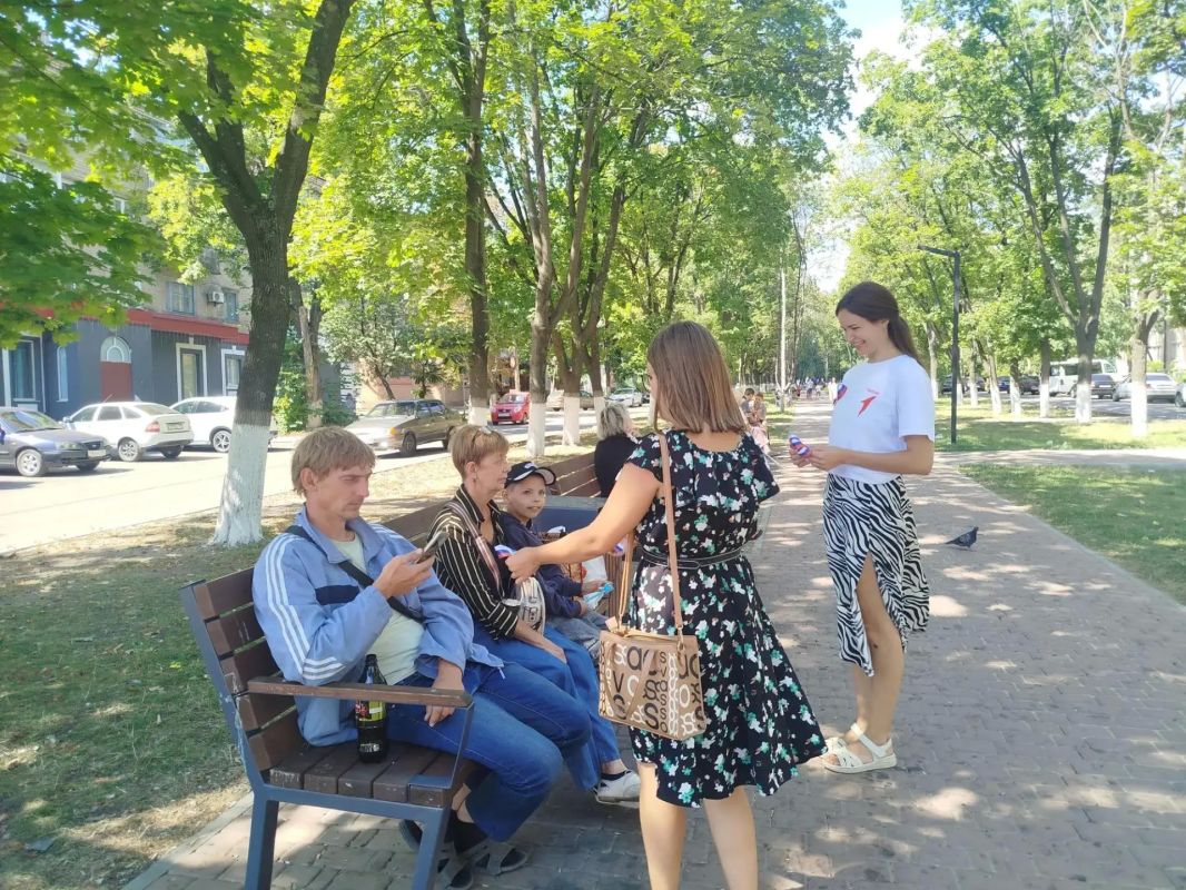 Триколор»: в Ровеньках прошла акция ко Дню Государственного флага РФ