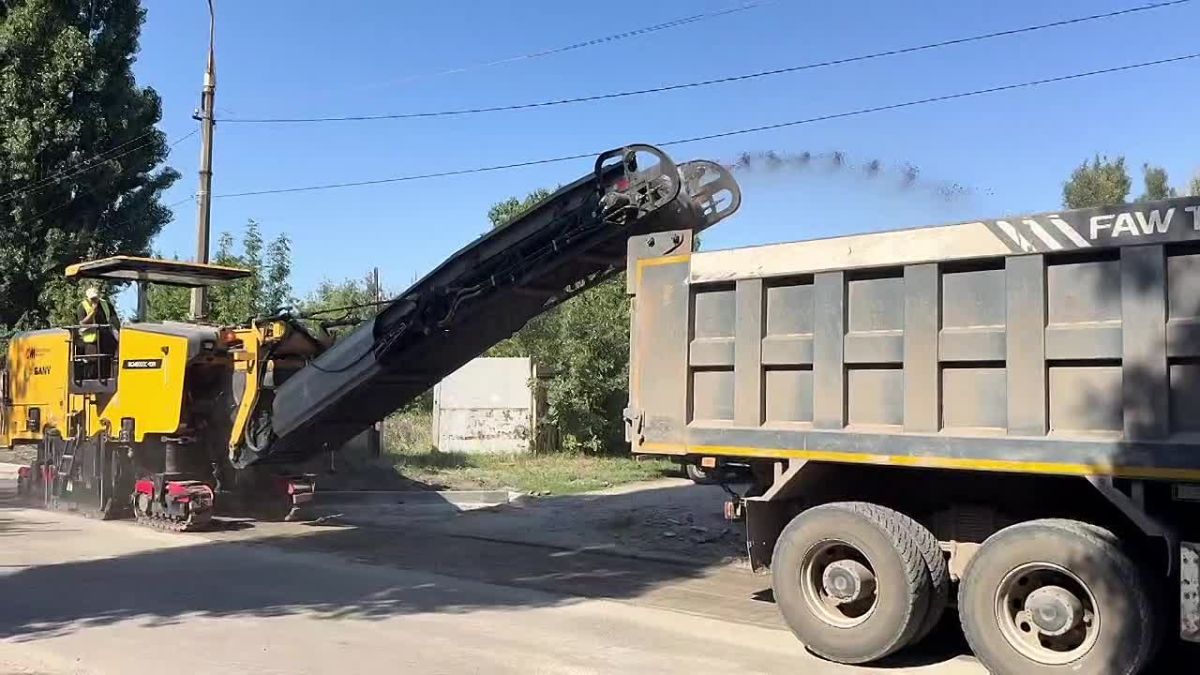 На улице Тюленина в Молодогвардейске начались работы по фрезерованию старого асфальтобетонного покрытия