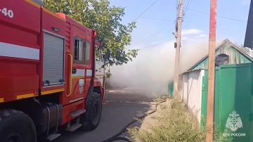 Спасатели МЧС России ликвидировали пожар в частном секторе Стаханова