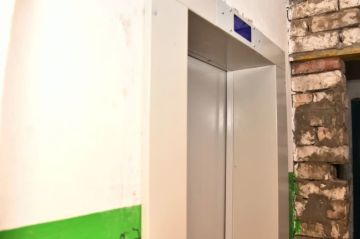 В Свердловске продолжается обновление лифтового оборудования