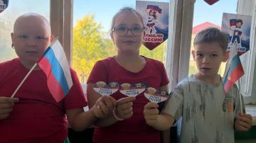 В преддверии Дня Государственного флага России обучающиеся, родители и педагоги ГБОУ ЛНР «Петровская школа № 36» проявили свои творческие способности и присоединились к праздничному оформлению окон