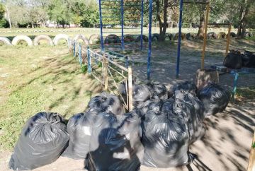 Детская площадка теперь не похожа на мусорную свалку
