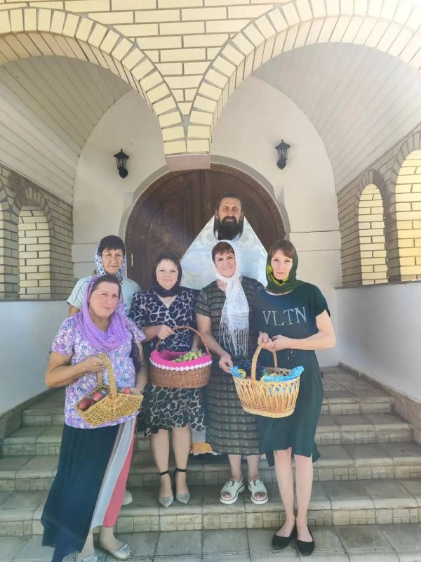 19 августа сотрудники Дома культуры посёлка Червоный Прапор и библиотеки № 3 посетили храм святителя Аристарха Михаила в селе Еленовка, приурочив это событие к Яблочному Спасу