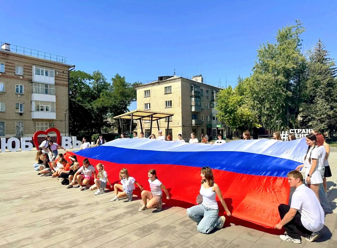 Мероприятия ко Дню флага России прошли в социальных учреждениях республики