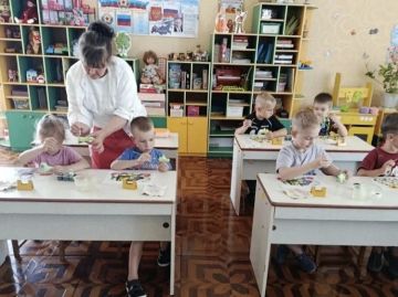В преддверии Дня флага России, Дня города и Дня шахтера в дошкольном отделении ГБОУ ЛНР «ВУВК Берегиня» прошел мастер-класс!
