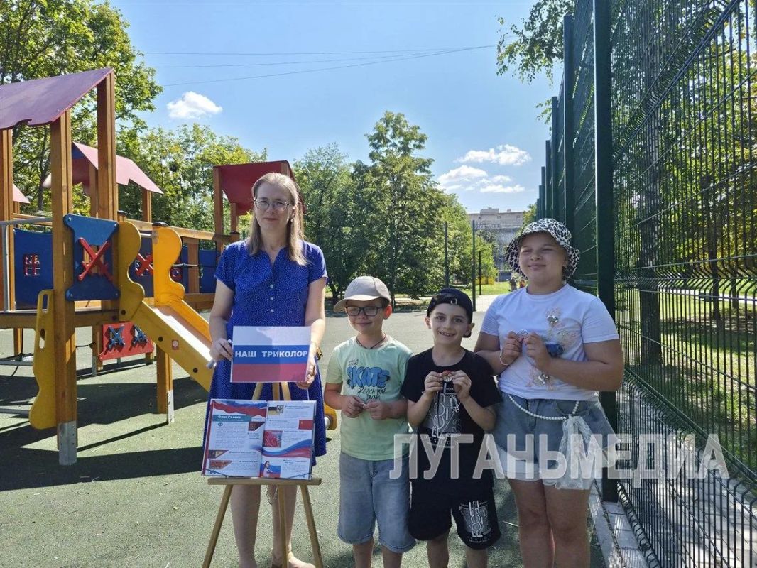 Сотрудники Кировской детской библиотеки провели для юных жителей города патриотическую акцию «Наш триколор», приуроченную ко Дню государственного флага России
