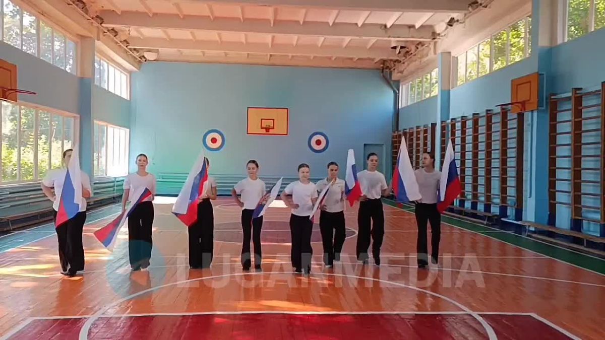 В Красном Луче состоялся флешмоб ко Дню флага России