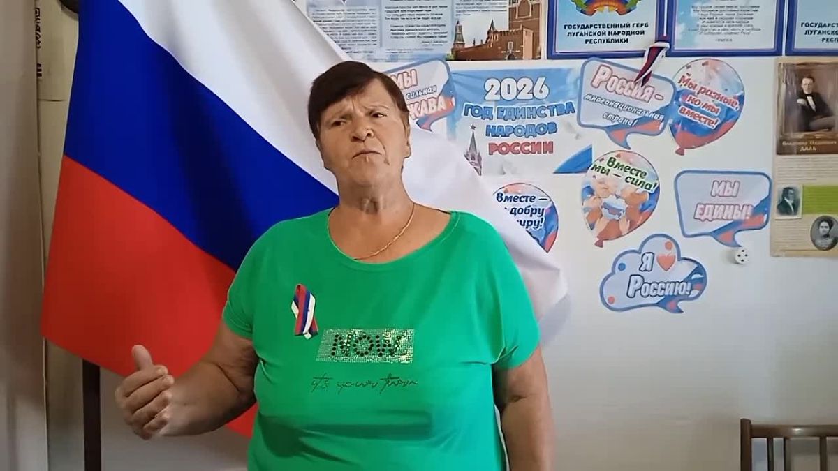 В библиотеке села Теплое прошел познавательный час «С чего начинается Родина?», посвященный Дню Государственного флага России