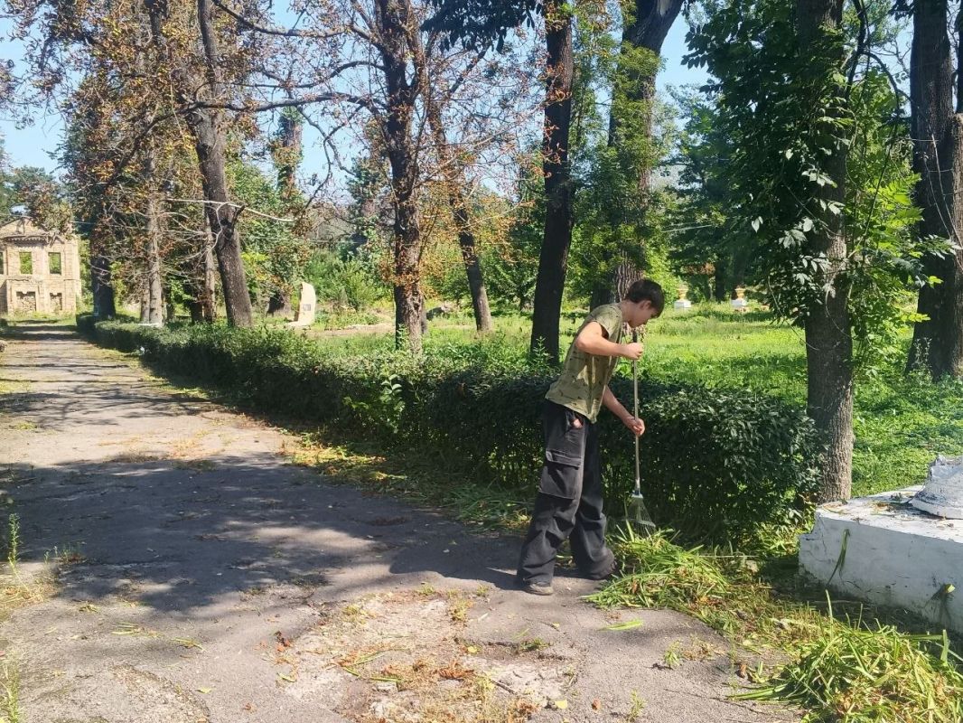 В парке и усадьбе Казимира Мсциховского прошла экологическая акция «Чистый четверг»