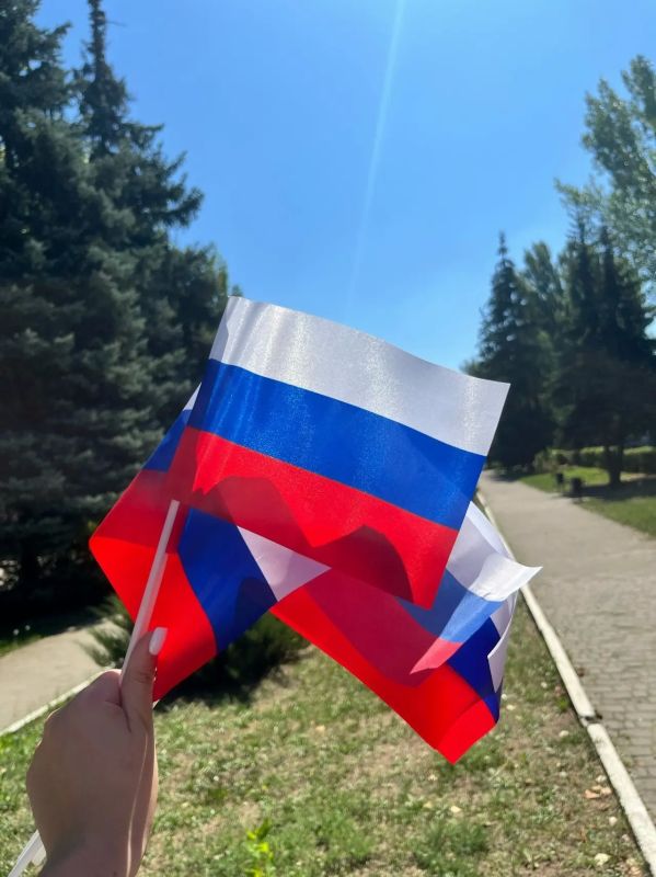Молодёжный совет Лутугино поздравил жителей с Днём флага России
