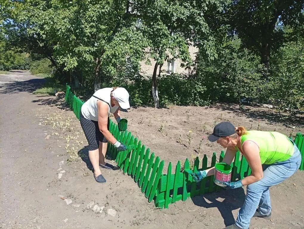 На территории отдела по ОЖД пгт Комиссаровка ежедневно ведутся работы по благоустройству