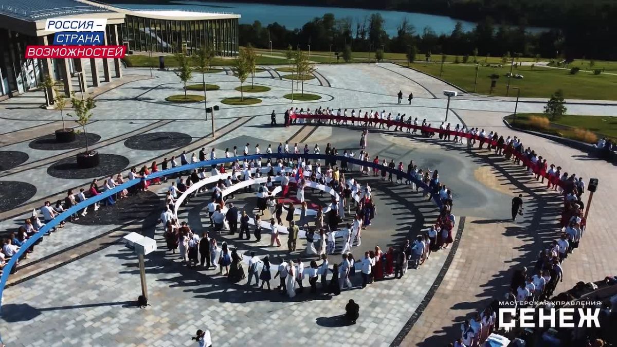 #ВокругФлага: молодежь ЛНР стала частью традиционной акции в честь российского триколора