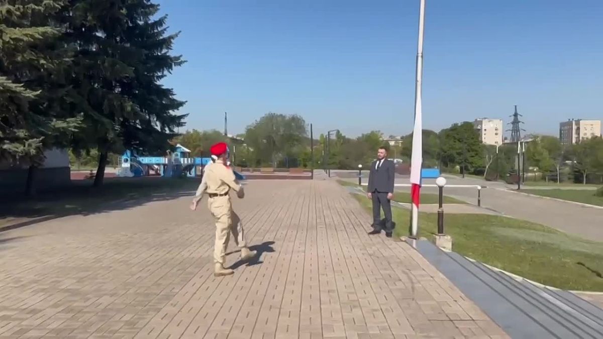 ПОД ФЛАГОМ РОССИИ. Сегодня, в День Государственного флага Российской Федерации, в Алчевске состоялась торжественная церемония поднятия российского триколора
