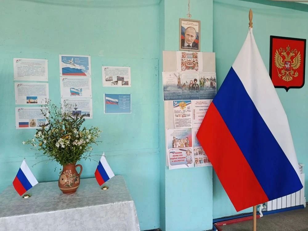 В Новоастраханском СДК Кременского МО прошло мероприятие, посвящённое празднованию Дня Российского флага