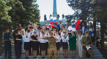 Флешмоб ко Дню флага России объединил молодежь и ветеранов СВО в Луганске