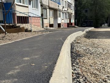 В Краснодоне продолжается благоустройство дворовых территорий в квартале Лютикова
