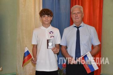 Краснодонцам вручили паспорта в День флага Российской Федерации