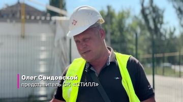 Во внутреннем дворе за зданием Краснодонского ЗАГСа продолжаются работы по обустройству новой детской площадки