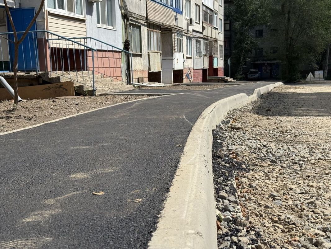 В Краснодоне продолжается благоустройство дворовых территорий в квартале Лютикова