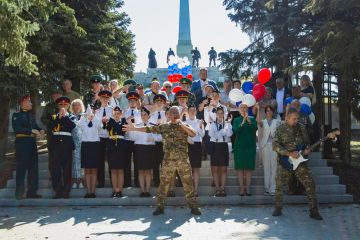 Молодежь ЛНР и ветераны СВО провели флешмоб в День Государственного флага России