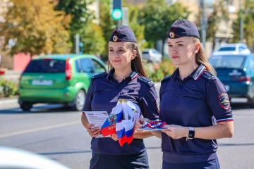 Госавтоинспекторы Луганска поздравили участников дорожного движения с Днём флага
