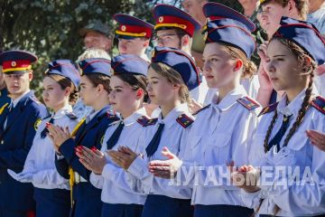 В Луганске прошел патриотический флешмоб, посвященный Дню Государственного флага