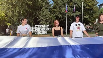 Мы поднимаем флаг своего государства: свердловчане отметили День Государственного флага России